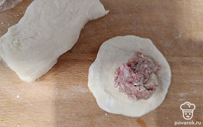 На каждую лепешку выложите начинку из фарша.