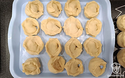 Закрепите тесто вокруг начинки (по краям). Сформируйте пельмени.