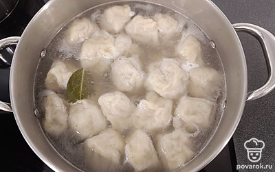 В кастрюлю налейте воду, дайте ей закипеть. Добавьте в воду соль и специи по вкусу, лавровый лист. Предложите в кипящую воду пельмени. Варите их до готовности 10 минут.