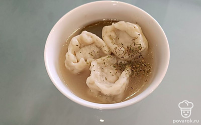 Подавайте пельмени к столу со сметаной и томатным кетчупом.