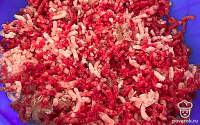 Говядину прокрутите через мясорубку.