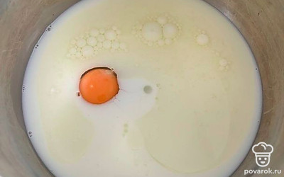 В чаше смешайте теплое молоко с яйцом.