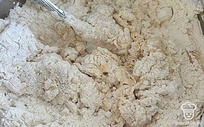 Добавьте воду и муку.