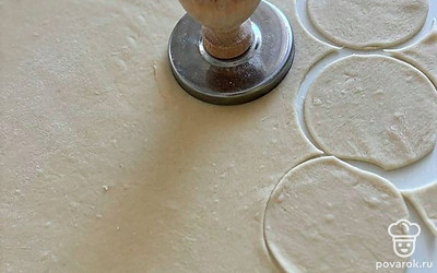 Раскатайте тесто в пласт и вырежьте кружочки.