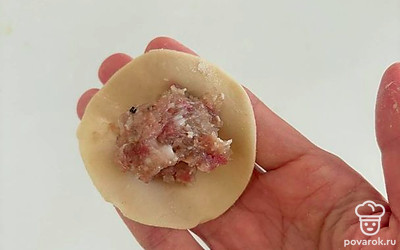 На кружочек из теста выложите фарш.
