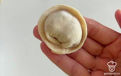 Слепите пельмень.