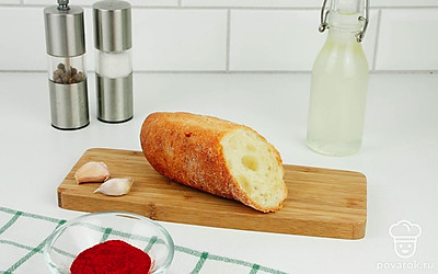 Подготовьте все ингредиенты. Очистите чеснок.