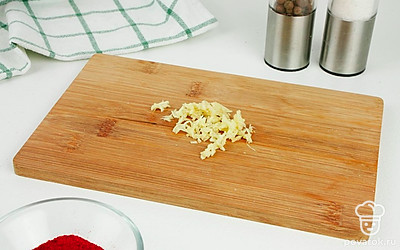 Натрите чеснок на мелкой терке либо выдавите через пресс.