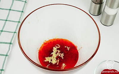 В миске смешайте растительное масло, паприку и чеснок.