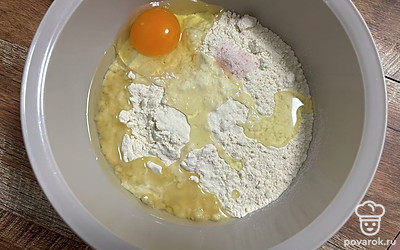 В миске смешайте муку, яйцо, 1 чайную ложку соли и масло.