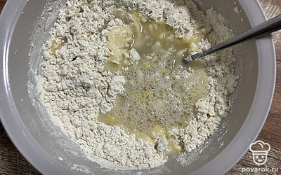 Добавьте кипяток и тщательно перемешайте ложкой.