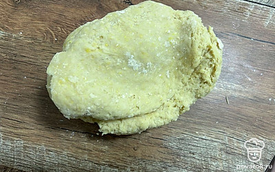 Замесите тесто. Тесто должно быть упругим. Оно не должно липнуть к рукам.