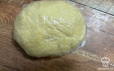 Тесто переложите в пакет. Дайте отдохнуть 15 минут.