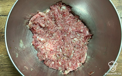 Хорошо отбейте фарш.