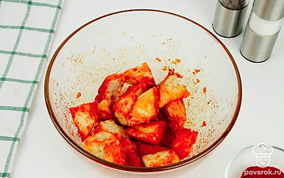 Выложите гренки в миску с маслом и специями, посолите и перемешайте.