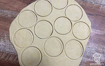 Раскатайте тесто. С помощью формы вырежьте кружки.