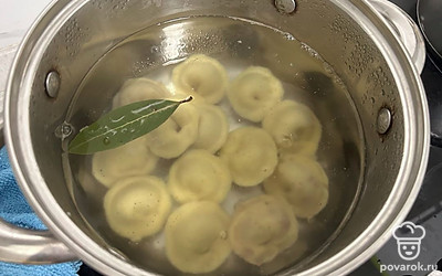 Отварите в подсоленной воде с добавлением лаврового листа одну порцию. После всплытия варите еще 5 минут. Затем накройте крышкой, дайте настояться 5 минут.