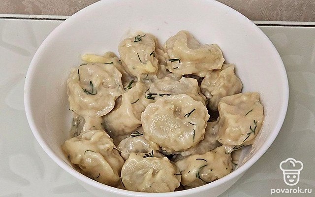 Сочные пельмени с сырным соусом — Рецепт с фото