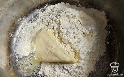 Муку обжарьте на сливочном масле. Постепенно добавляйте молоко, постоянно помешивая. 