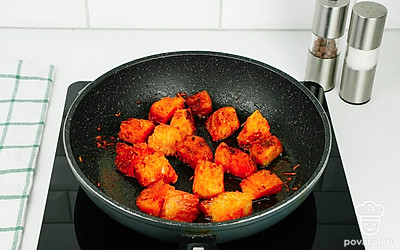 Хорошо разогрейте сковороду и выложите на нее гренки. Жарьте их на среднем огне до хруста, периодически переворачивая.