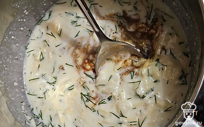 Добавьте соевый соус. Если нужно, посолите. Тщательно перемешайте. 