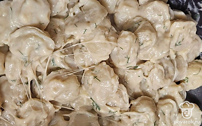 Подавайте блюдо сразу после приготовления. Перед подачей украсьте веточкой свежей зелени.