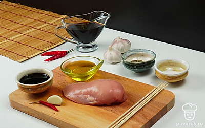 Куриное филе сполосните и просушите бумажным полотенцем. Чеснок и перец чили