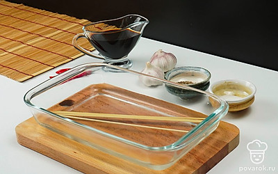 Замочите деревянные шпажки в воде на полчаса. Это следует сделать для