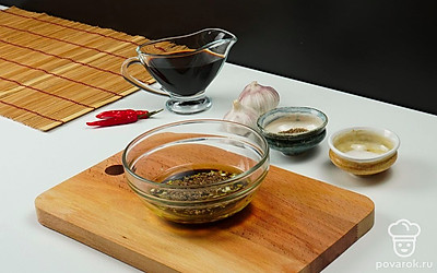 Приготовьте маринад. В миске смешайте растительное масло, соевый соус,