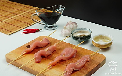 Насадите курицу на шпажки гармошкой.