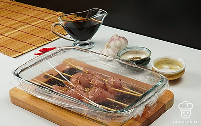 Залейте шашлычки маринадом, накройте пленкой и уберите на два часа в