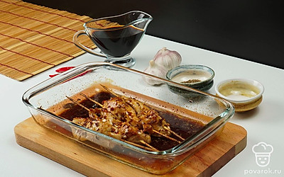 После того как курица промаринуется, выложите шашлычки в форму и