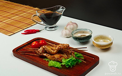 Для красивой подачи выложите шашлычки на листья салата, добавьте черри или