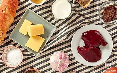 Багет нарежьте ломтиками толщиной около 2 см. Печень разморозьте в холодильнике в течение 2 часов, хорошо промойте. Яйцо помойте и отделите желток от белка. Сыр натрите на терке. Чеснок почистите и выдавите в прессе. Базилик помойте и обсушите.