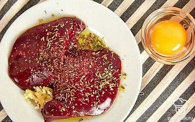 Замаринуйте печень. Смешайте чеснок, фенхель, соль, перец, 1 ст. л. растительного масла и прованские травы. Добавьте к этой смеси печень, тщательно перемешайте. Оставьте на 1 час.