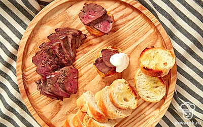 Пожарьте багет и печень кролика. Разогрейте на сковороде оставшееся растительное масло и обжарьте ломтики багета с двух сторон по 1 минуте. Печень пожарьте на среднем огне по 6 минут с каждой стороны, затем остудите и нарежьте кусочками. На ломтик поджаренного багета выложите несколько кусочков печени, полейте соусом.