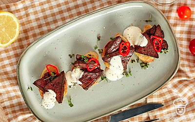 Подавайте багет с кроликом, украсив его веточками базилика.