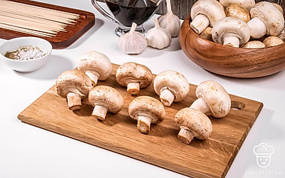 Разогрейте духовку до 200 °С. Шампиньоны помойте. Чеснок очистите.