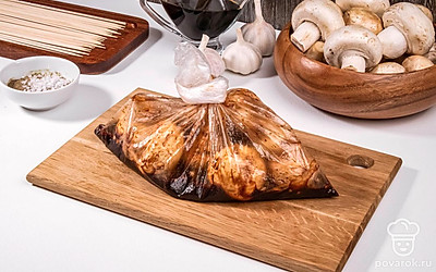 Добавьте к соевому соусу и чесноку шампиньоны и оставьте мариноваться на 20 минут.