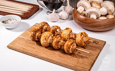 Шампиньоны насадите на шпажки.