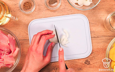 Промойте мясо и промокните бумажным полотенцем. Картофель и лук очистите от кожуры, промойте. Зелень укропа промойте водой, просушите на бумажных полотенцах и мелко нарежьте. Порежьте продукты. Лук нарежьте полукольцами. Картофель разрежьте пополам. Филе порежьте крупными кусками.