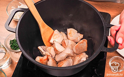 Обжарьте мясо. В кипящее масло после картофеля погрузите филе и обжарьте со всех сторон до румяной корочки, переворачивая вилкой, приблизительно 10-12 минут. Достаньте мясо на тарелку.