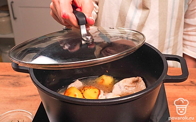 Приготовьте казан-кебаб. Уберите 3/4 части растительного масла из казана. Положите в казан лук, обжарьте 5 минут, помешивая. Добавьте к луку половину количества всего мяса, а затем слоем выложите картофель. Поверх картофеля разместите вторую часть мяса. Посолите, поперчите, добавьте зиру и перец горошком. Аккуратно влейте воду, накройте казан крышкой и готовьте 40 минут.