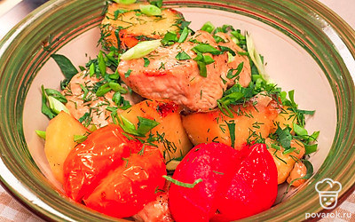 Казан-кебаб из курицы подавайте в горячем виде с большим количеством зелени, запеченными овощами.