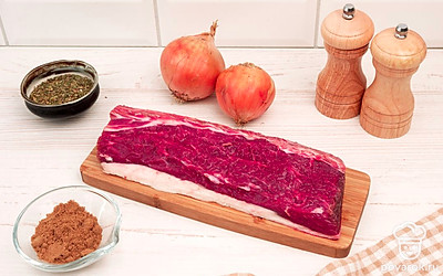 Выложите все ингредиенты на стол для удобства приготовления. Баранину промойте под проточной водой, репчатый лук очистите.