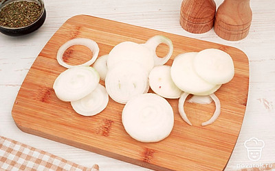 Репчатый лук нарежьте кольцами.