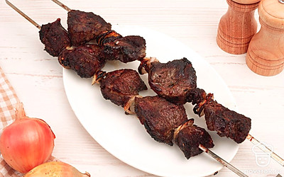 Наденьте мясо на шампуры и пожарьте до готовности.
