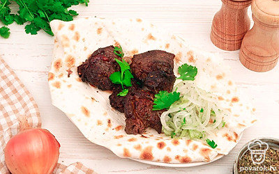 Подавайте шашлык из баранины на лаваше и с маринованным луком.