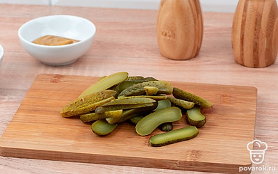 Порежьте огурцы вдоль на 4 части, сыр потрите на крупной терке.