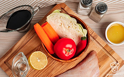 Овощечисткой почистите морковь. Тушку морского окуня ополосните водой, обсушите и нарежьте на крупные кусочки. Удалите кости, если есть.